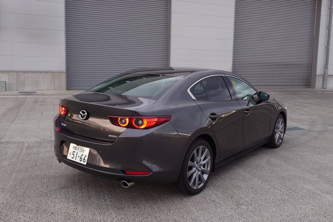 アランドロンに乗ってほしかった「マツダ 3 セダン 20Sツーリング e 