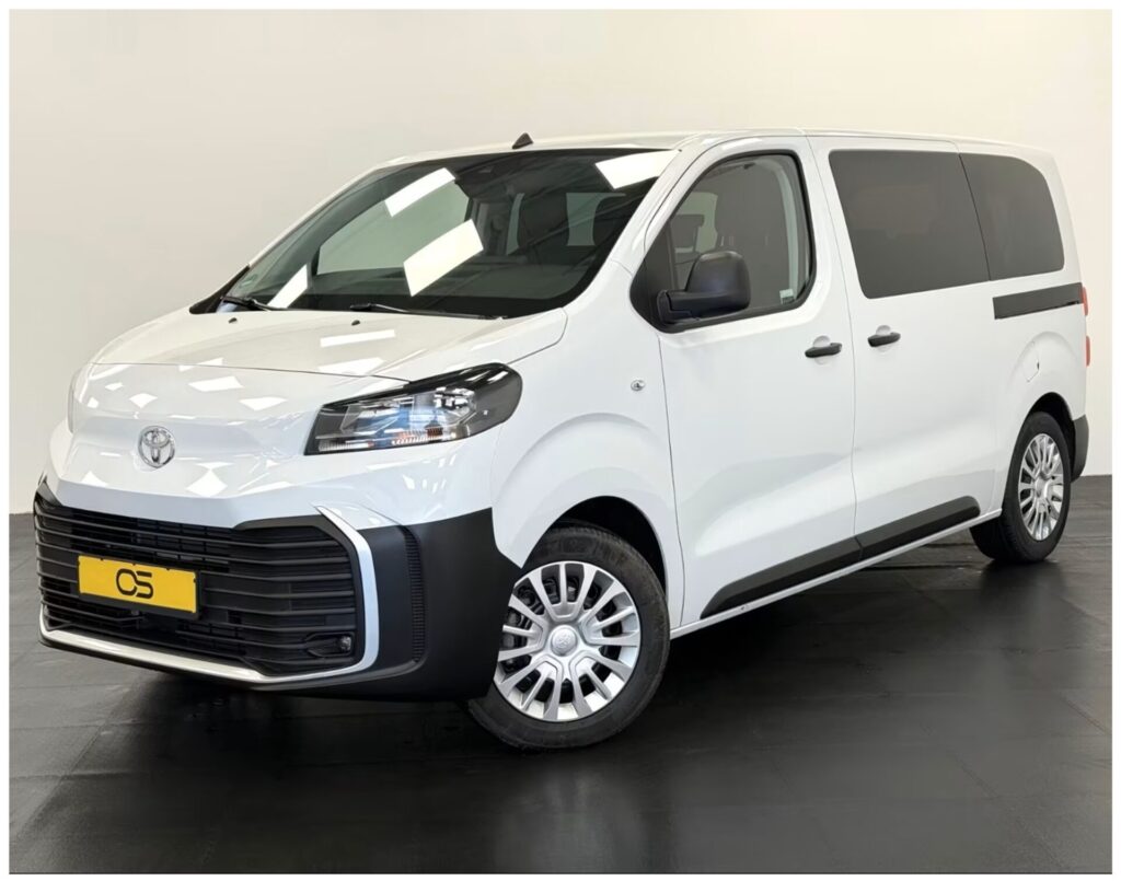 オススメ並行輸入車 ディーラー新古車在庫｜オーダーしないと滅多に出ない樹脂バンパー 新型トヨタ プロエース ヴァーソ コンフォートL1ショート 9人乗り 8AT 左ハンドル